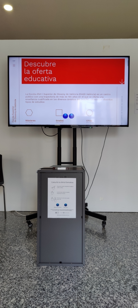 Nueva instalación interactiva realizada desde el @master_interactivo_easdv para consultar la oferta formativa de @easdvalencia para el próximo curso 23-24
